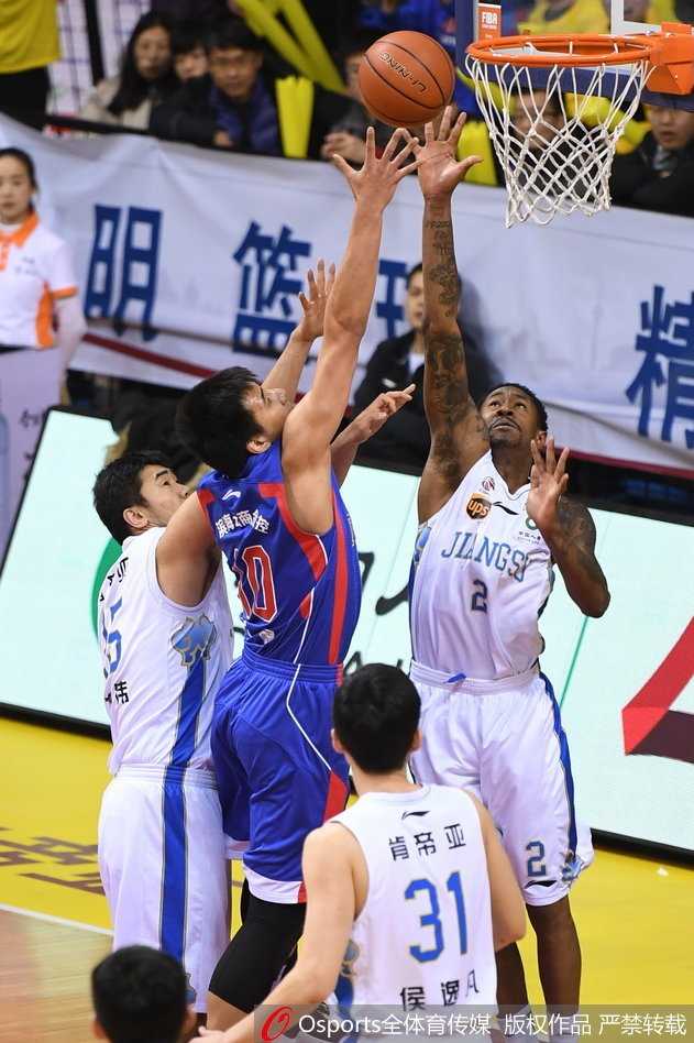 易立在边线面对防守，没有丝毫慌乱，他一个突然的加速变向过掉对手，如尖刀般直插篮下，用一记果敢的上篮为球队扩大战果，展现了老将的沉稳与犀利。