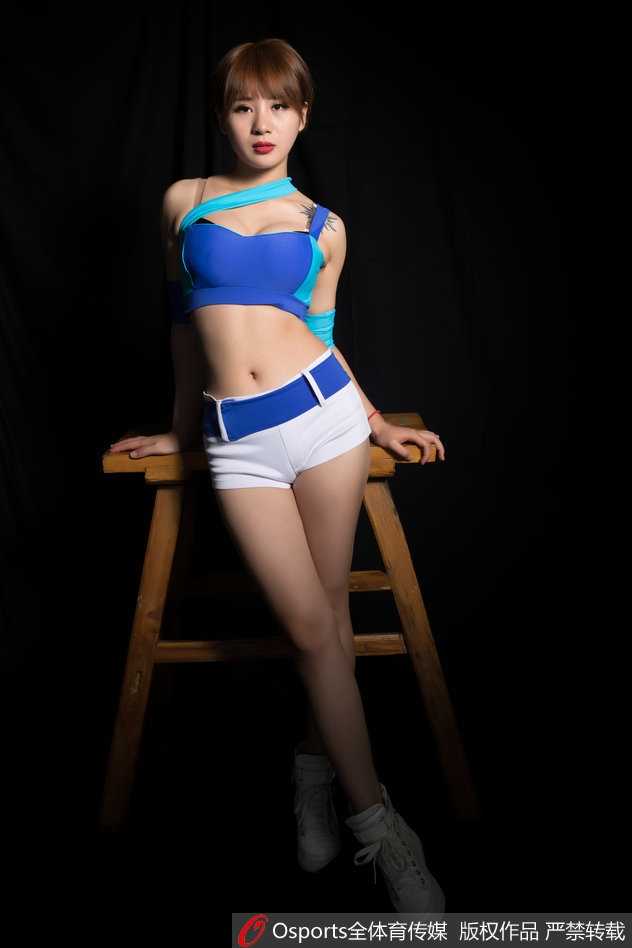 江苏肯帝亚篮球宝贝在光影交错中回眸，眼神迷离而深邃，将东方女性的含蓄美与啦啦操的热情完美融合