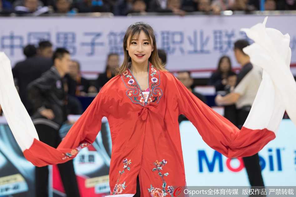 一位篮球宝贝面带自信微笑，侧身扬袖，长袖在空中舒展开来，露出袖里精致的梅花刺绣