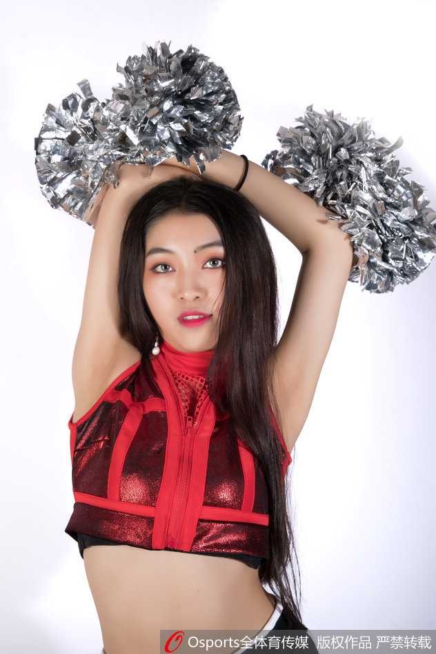 高难度的托举动作惊艳亮相，一名宝贝被轻盈地托向空中，双臂舒展如鸿雁展翅，下方的队友则稳稳支撑，默契的配合与力量的掌控在这一刻完美定格。