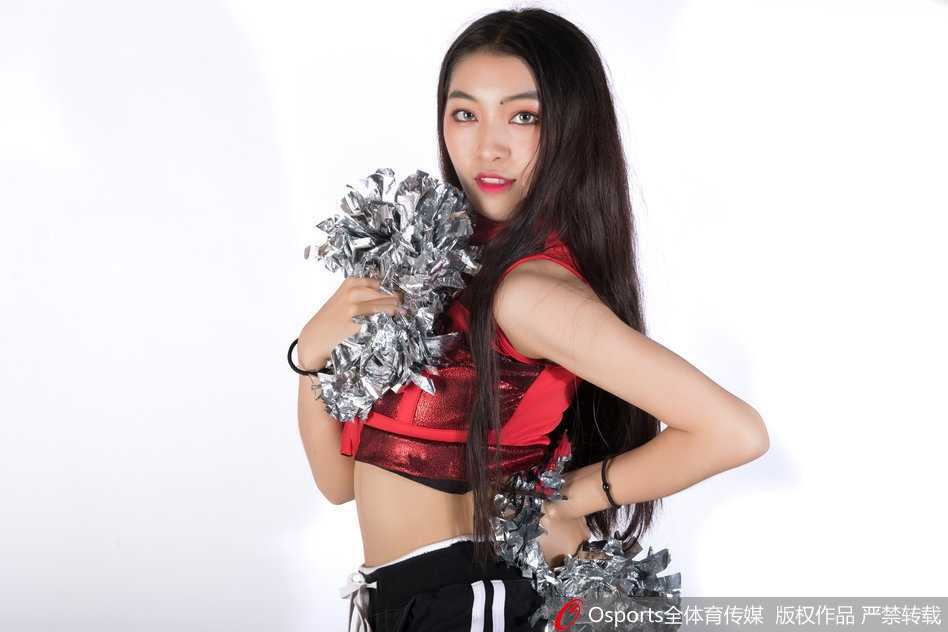 舞台灯光下，肯帝亚篮球宝贝们身着闪亮演出服，排成整齐队列，随着动感音乐跃动，修长身姿与自信笑容交相辉映，瞬间点燃全场热情。