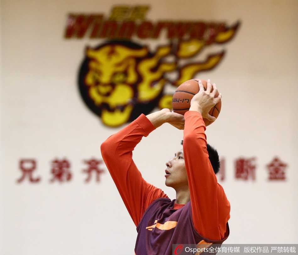 轩轩认真观看广东宏远队训练，他专注的眼神仿佛忘记了病痛，这一刻他不再是病人，而是一个纯粹热爱篮球的少年。