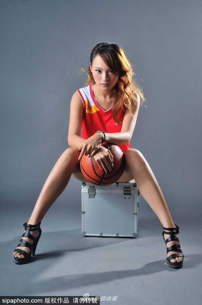 胡晓燕跳起模拟投篮，活力四射，动感十足