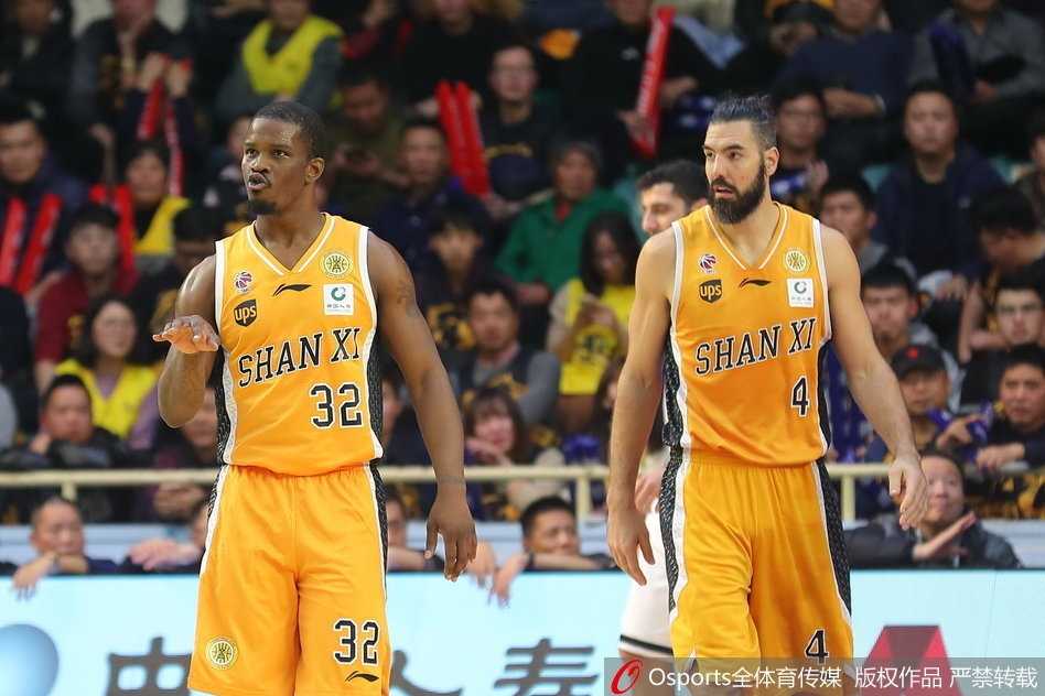 李春江指导在场边激情指挥，双手比划着战术手势，他的严厉与专注是广厦队始终保持竞争力的定海神针。