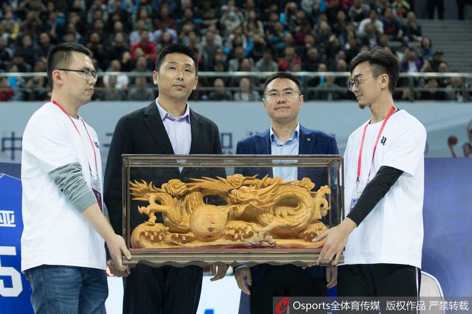 老友李楠亲临现场，与胡雪峰相拥而笑，无需过多言语，彼此的眼神中流露出对过往并肩作战岁月的无限怀念与敬意。