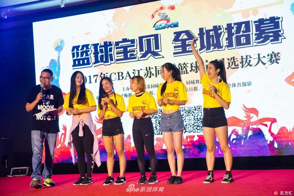 身着亮黄色表演服的女孩们在舞台上排开，动作整齐划一却又各具神韵，她们修长的身形和灿烂的笑容，构成了这个午后最靓丽的风景线。