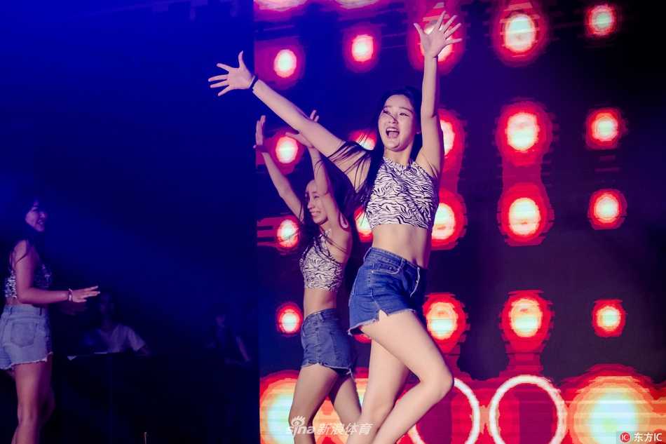 从高空俯瞰舞台，选手们排列成队，正对着台下的评委与观众做出谢幕动作。她们的背后是绚丽的舞台灯光，整个现场洋溢着青春与梦想的光芒。