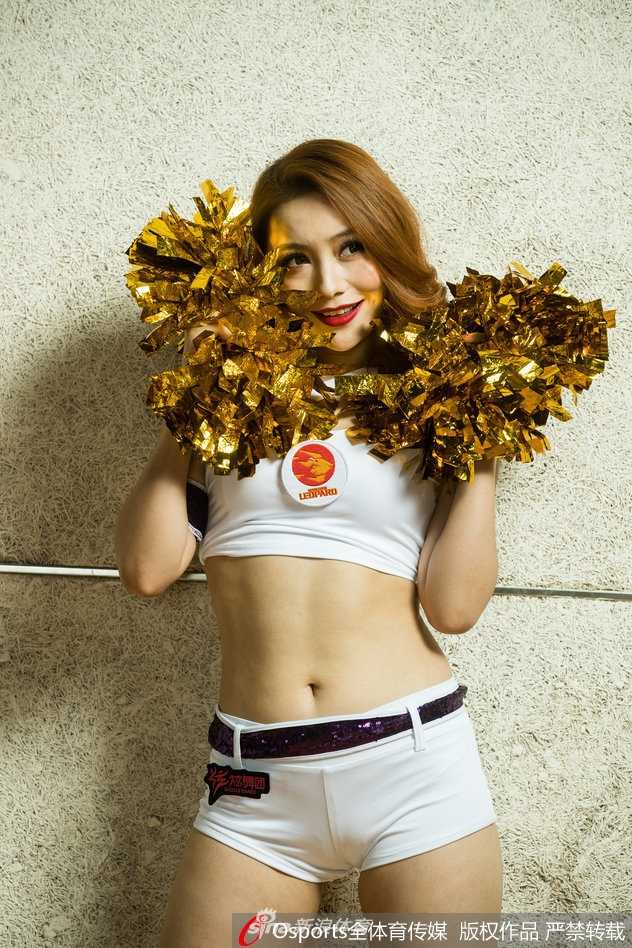 宝贝轻倚栏杆，成熟女性的优雅韵味自然流露，一颦一笑皆成为画面中的焦点