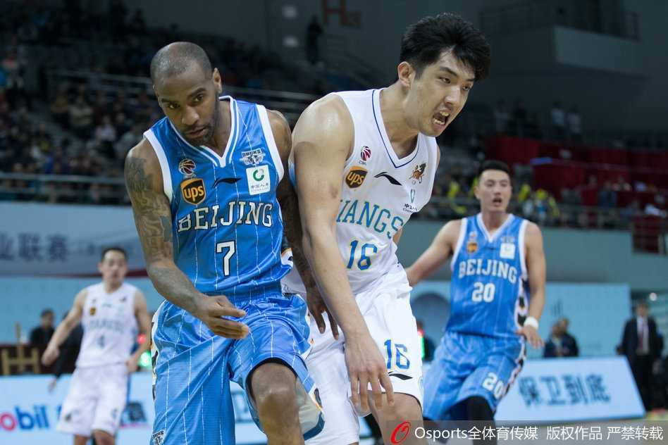 江苏队核心布鲁克斯运球突破，面对北京首钢两名防守球员的包夹，他毫无惧色，眼神中透露出必胜的决心。