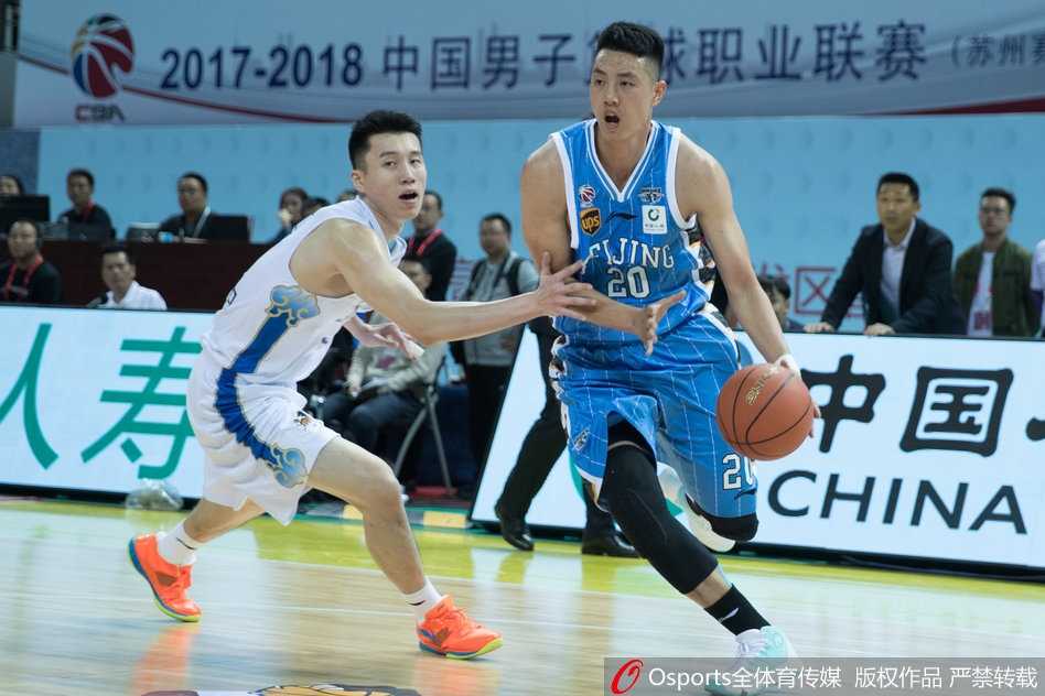 激烈的篮下卡位战，江苏与北京的球员们肌肉碰撞，拼抢篮板，每个回合都充满了火药味与对抗强度。