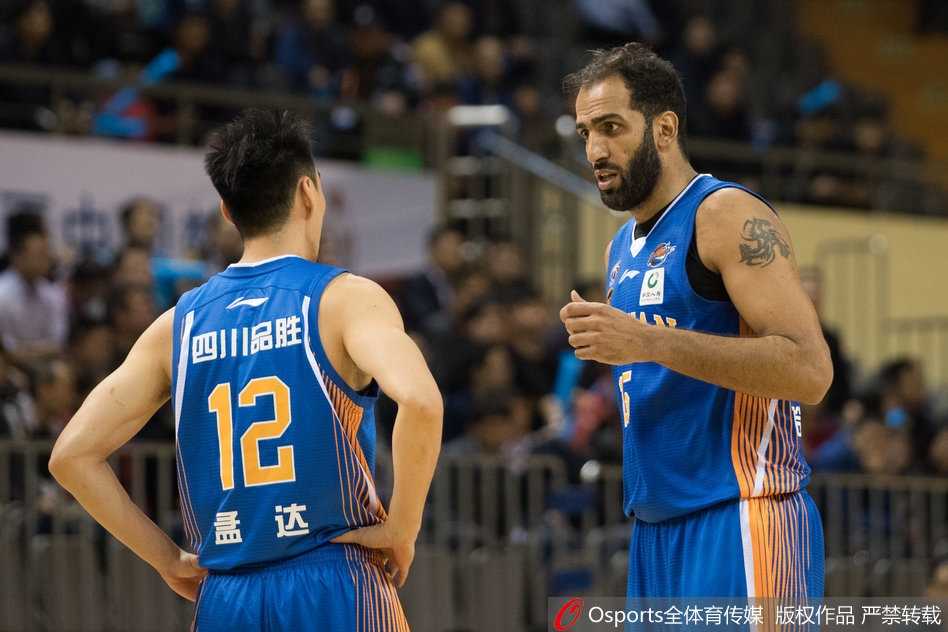 比赛结束瞬间江苏球员紧紧相拥，汗水与喜悦交织成最动人的画面