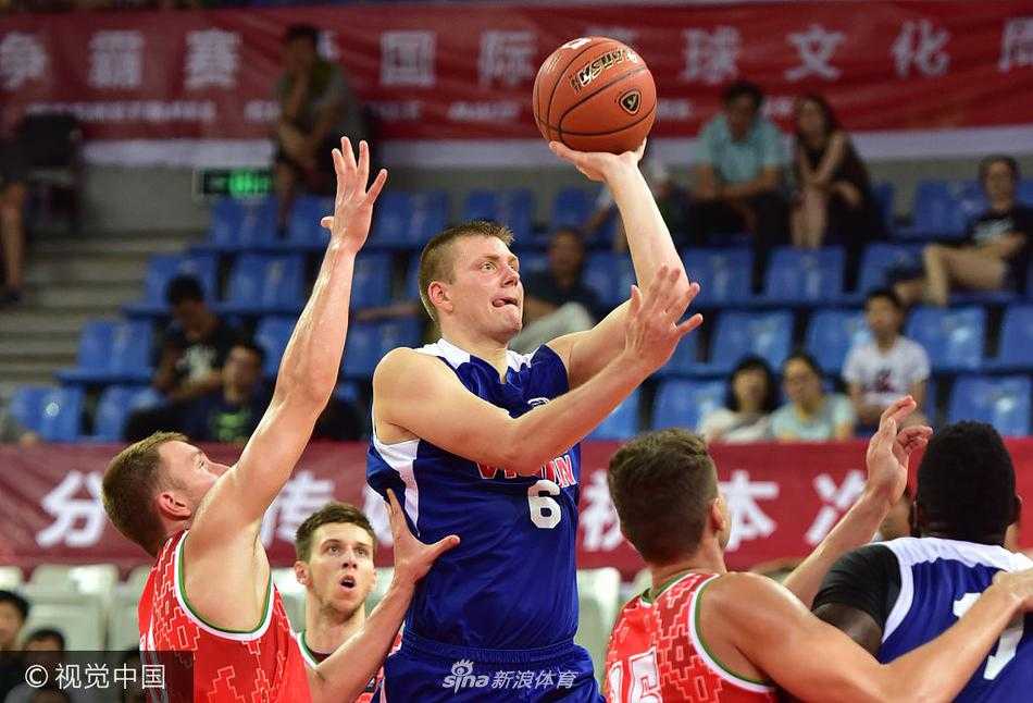 美国队球员犹如一道黑色闪电，持球加速突破白俄罗斯队员构筑的坚固防线，整个体育馆的空气仿佛都因这次突破而凝固。