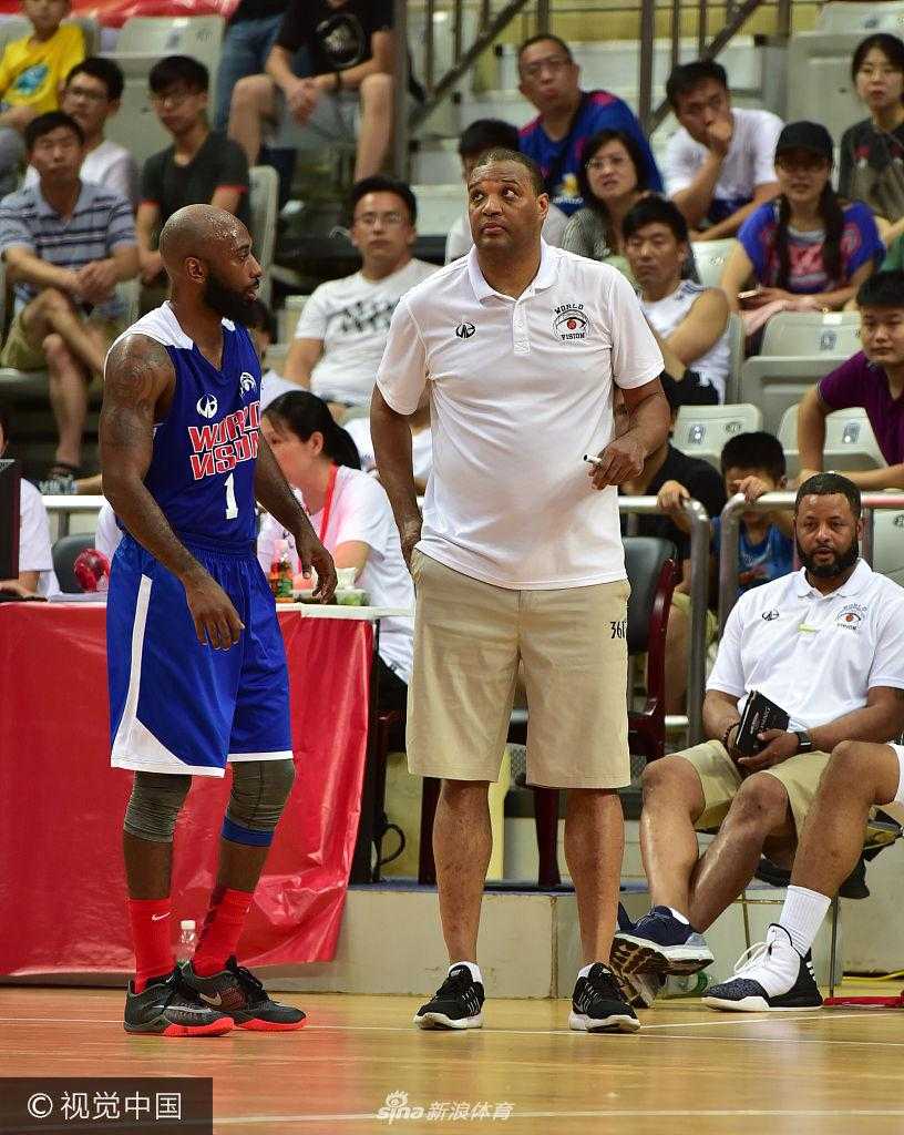 美国队教练在场边挥拳怒吼，汗水浸透了他的衬衫，每一个手势都传递着战术指令，他的激情点燃了整个替补席的斗志。