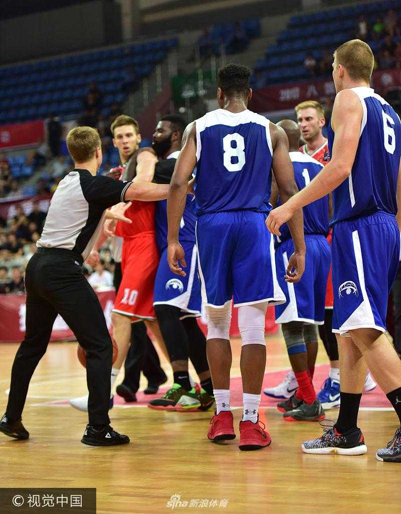 一位美国队后卫在严密防守下腾空而起，身体在空中完全舒展，篮球从他的指尖轻柔飞出，划过一道彩虹般的优美弧线直奔篮筐。