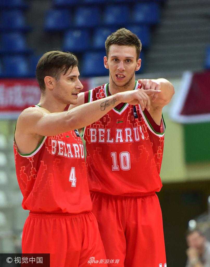 获胜后的美国队球员们在球场中央围成一圈，他们的呐喊声冲破体育馆的穹顶，年轻的脸庞上洋溢着胜利的喜悦和对下一场战斗的渴望。