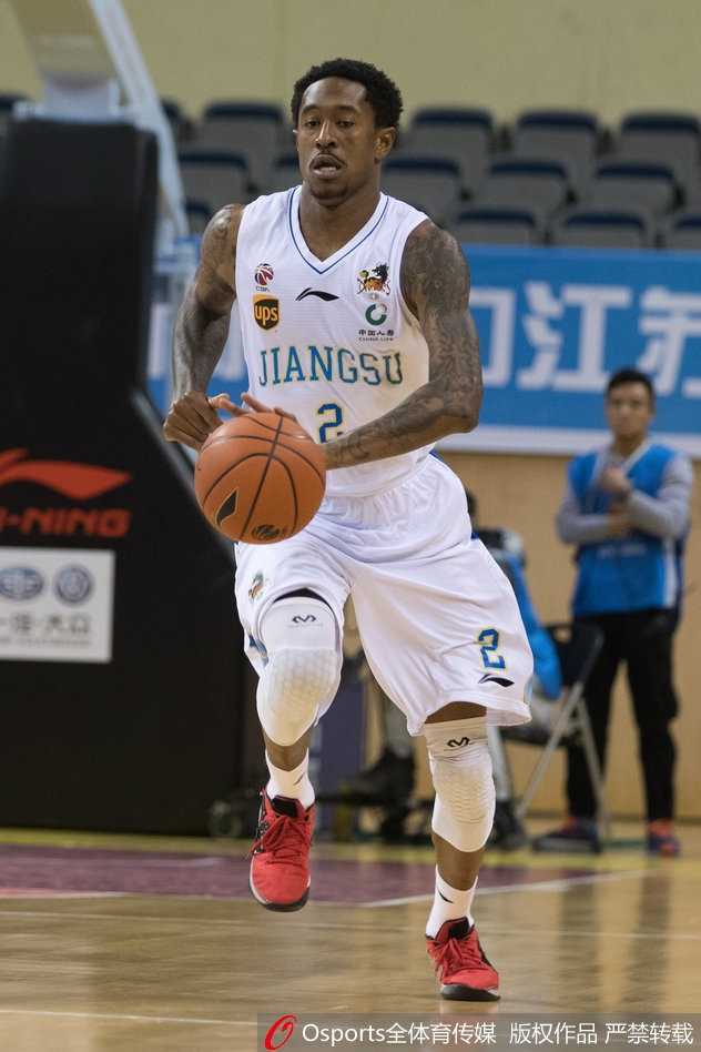 吉林队外援兰德里在江苏队内线群中高高跃起，以一敌众摘得前场篮板，强硬作风令人印象深刻。