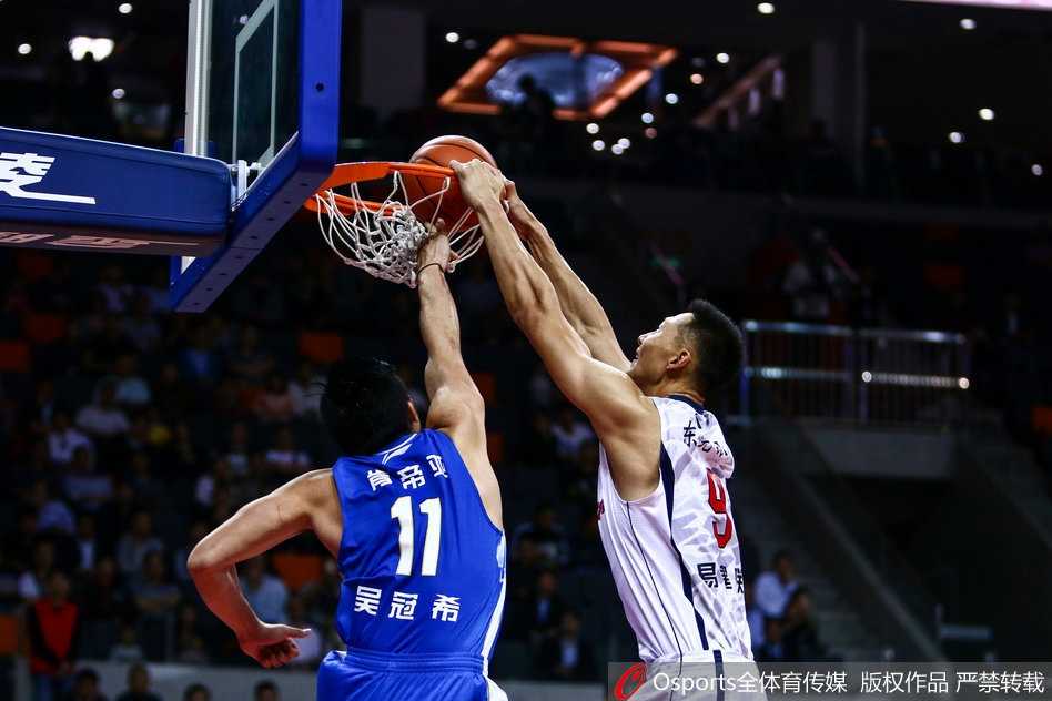 身披广东红色战袍的易建联在江苏多人围堵下高高跃起，宛若展翅的华南虎，指尖轻轻一拨，篮球听话地飞向篮筐方向。