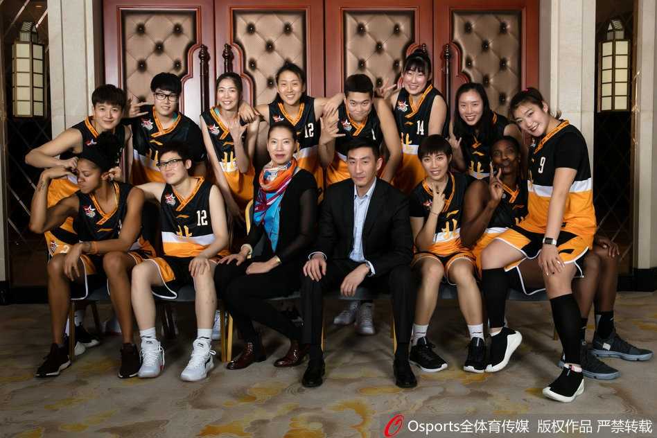 无论输赢，笑容在每个人脸上绽放，南北明星队的队员们赛后亲密地聚在一起，她们搭着肩、牵着手，用最灿烂的笑容为这场在英雄城举办的篮球盛宴画上了圆满的句号。