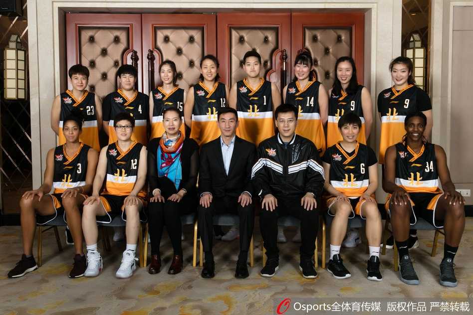 裁判的哨声即将吹响，南北两队的首发五虎在场地中央严阵以待，她们目光如炬，紧紧盯着即将升空的篮球，这紧张又神圣的跳球瞬间，预示着一场精彩对决即将上演。