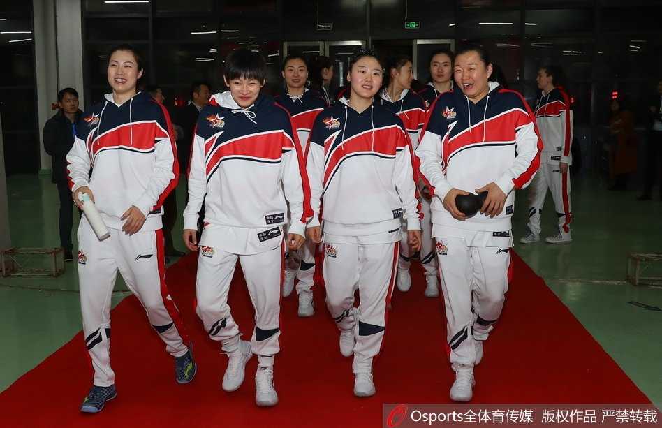 获得全明星赛最有价值球员（MVP）的露雯手捧鲜花和奖杯，在赛场中央留下倩影，身后的大屏幕记录下这属于她的荣耀与骄傲瞬间。