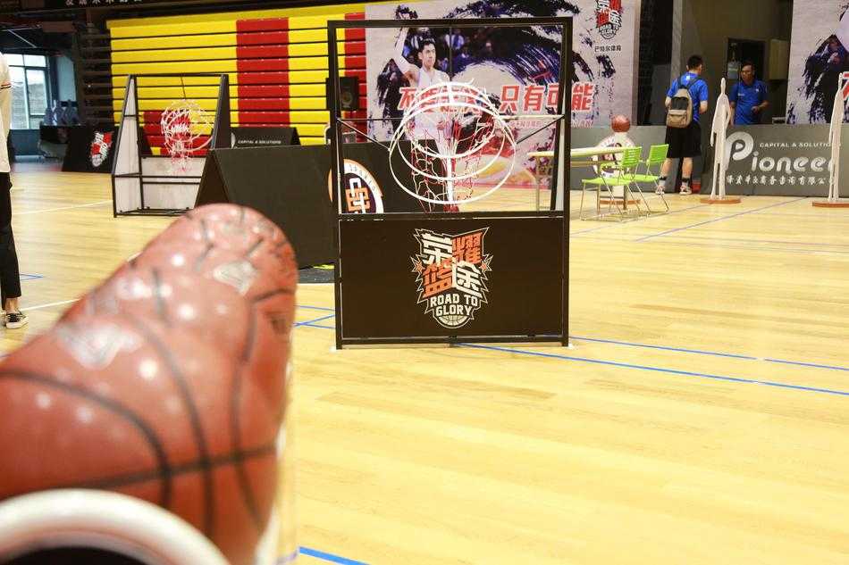 荣耀篮途深圳站:热血激战正酣,十四强进军全国总决赛 身穿深色球衣的控卫如闪电般突破两人包夹,身体扭曲中依然紧紧护住篮球,眼神死死盯着篮筐,仿佛下一秒就要撕裂防线。