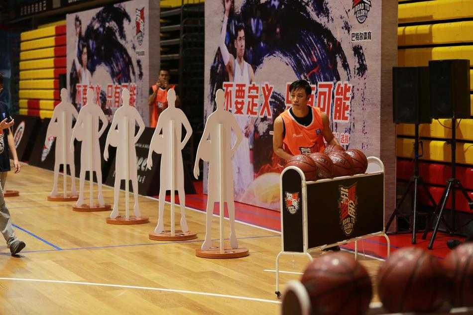 荣耀篮途深圳站:热血激战正酣,十四强进军全国总决赛 看台上的观众密密麻麻,有人高举手机记录,有人张大嘴巴忘情呼喊,一个孩子骑在父亲肩上,小手紧握拳头,眼神里满是对场上球员的崇拜。