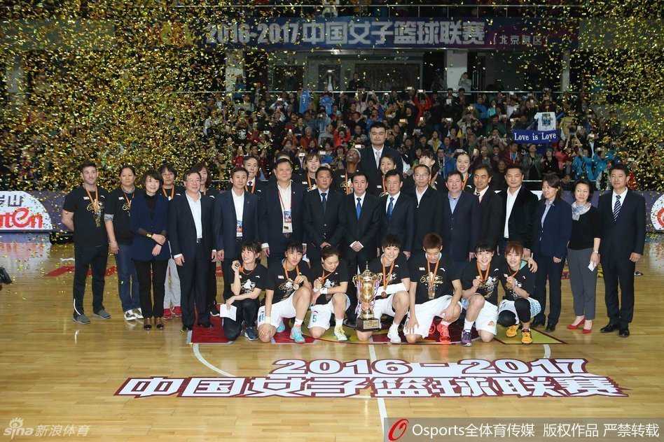 身披13号战袍的邵婷在对手严防死守下依然自信出手，篮球在空中划出一道优美的弧线，她眼神坚毅，仿佛早已预见了篮球空心入网的那一刻。