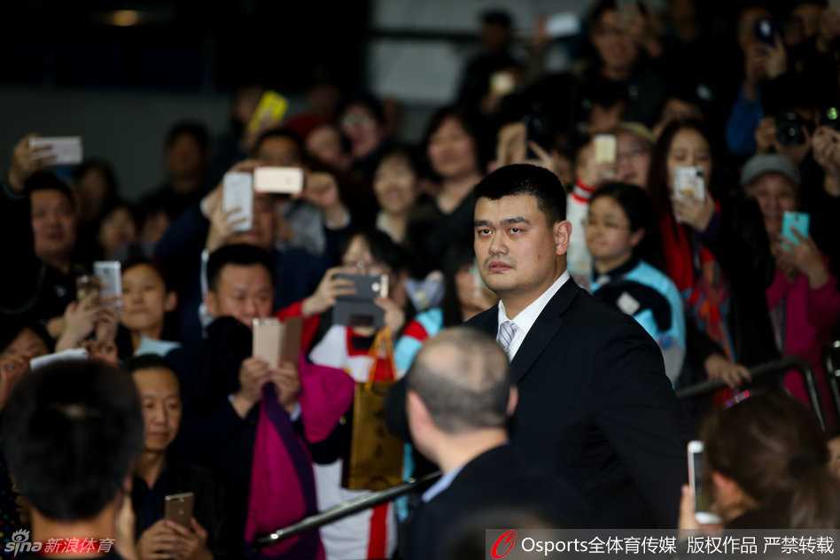 邵婷手握话筒站在场地中央的颁奖台上，身后是巨大的冠军背景板，她面带微笑望向热情的观众，眼神中充满了对未来的无限憧憬与坚定。