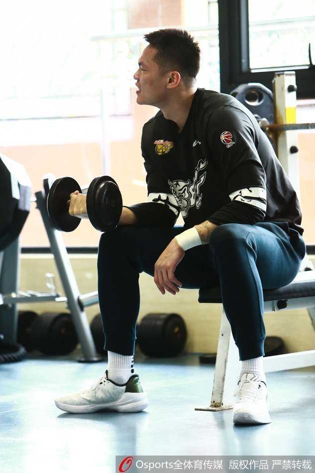 广东宏远全队进行战术合练，队员们跑动积极，教练组在场边密切关注，整个训练馆洋溢着大战将至的紧张与专注。