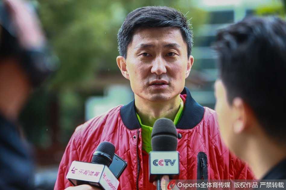 主教练杜锋双手叉腰，目光如炬地凝视着场上的训练，神情严肃，仿佛在脑海中已预演了无数次明晚的攻防战术。