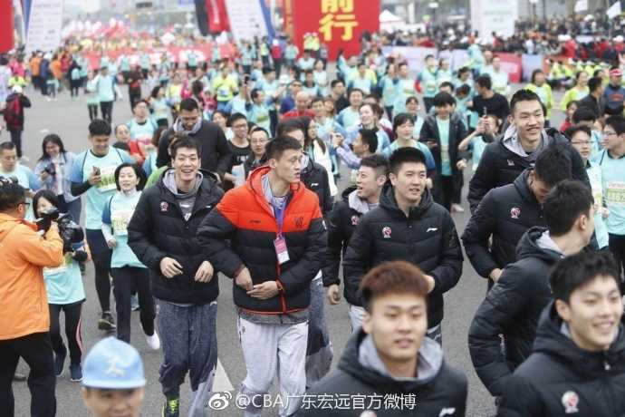 跑完步后的易建联在球场拍摄宣传片，他眼神专注，手里熟练地转动着篮球，虽然刚刚结束户外跑步，但回到篮球场上的他依然展现出职业球员的专业与从容。