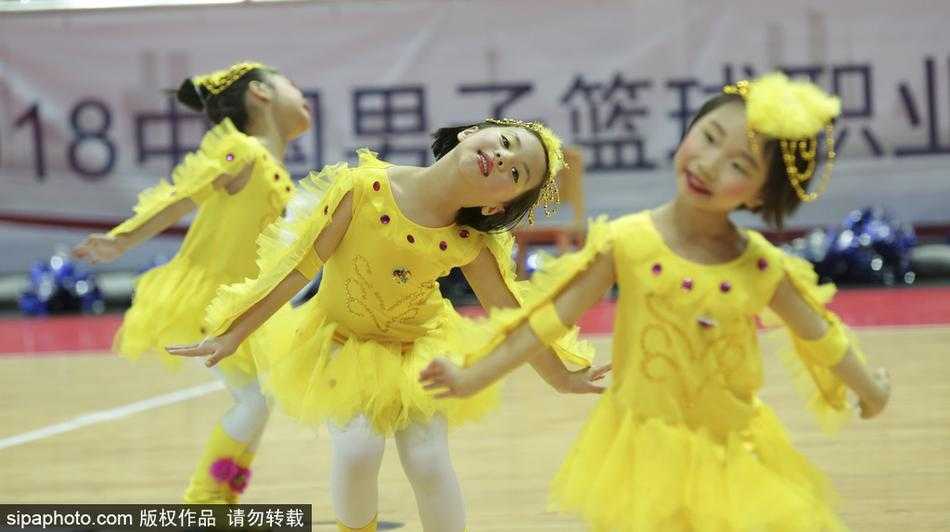 聚光灯下，一名扎着丸子头的萌娃举起双手，眼睛笑成了弯弯的月牙，那发自内心的灿烂笑容仿佛能驱散冬夜的一切寒意，比任何职业表演都更具感染力。