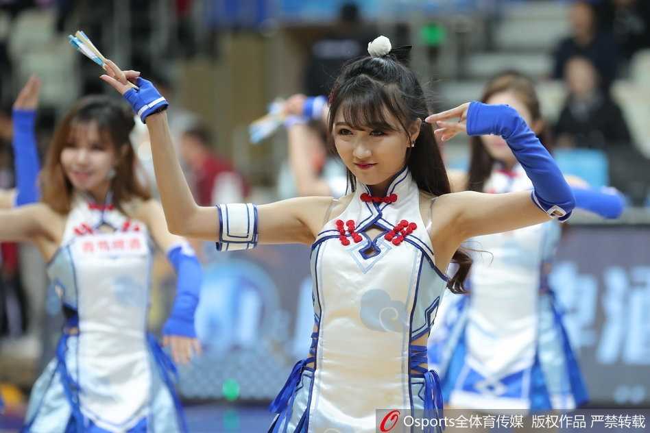 中场休息时，上海大鲨鱼的啦啦队全员背对镜头排成一列，面向看台上的观众，她们整齐划一地举起右手，金色的花球如同麦浪般起伏，仿佛在与球迷进行一场无声的互动。