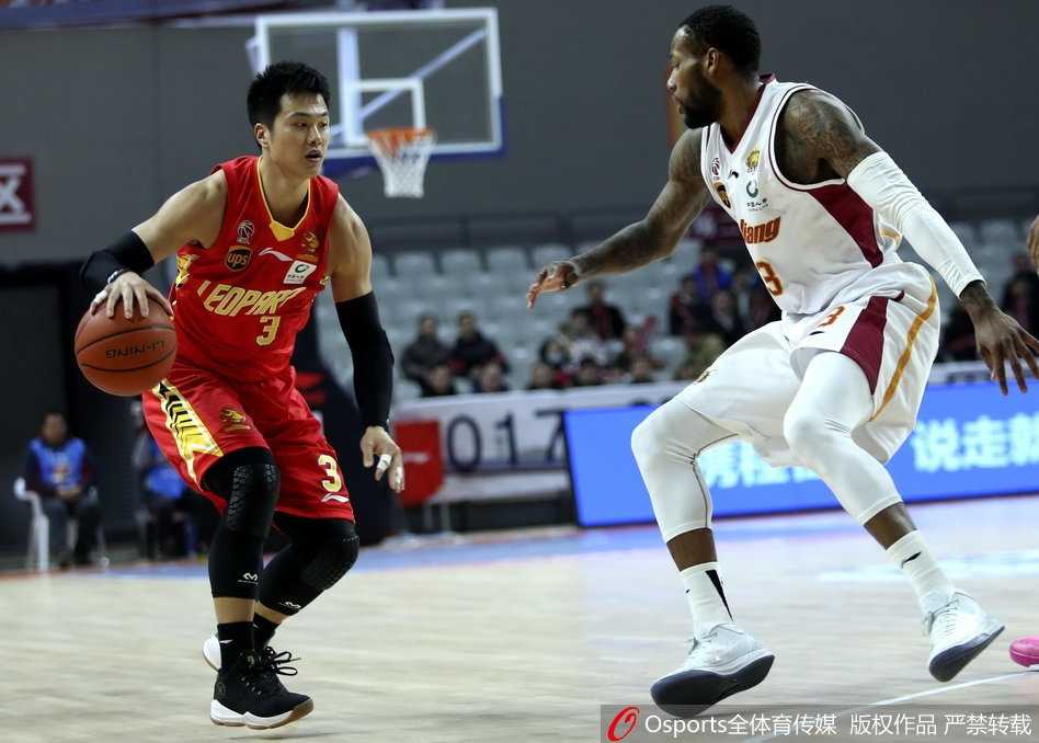 深圳队顾全在底角接球后，面对扑防上来的浙江队员，神情自若地稳稳出手，篮球空心入网，这是他本场稳健发挥的一个缩影