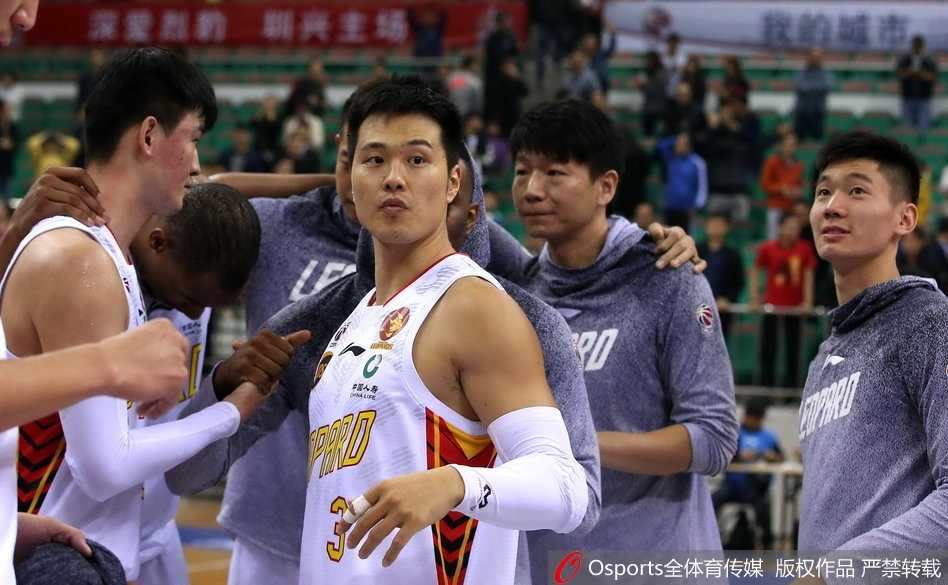 比赛结束后，深圳队球员们紧紧围在一起庆祝这场来之不易的加时胜利，团结一心的画面令人动容。