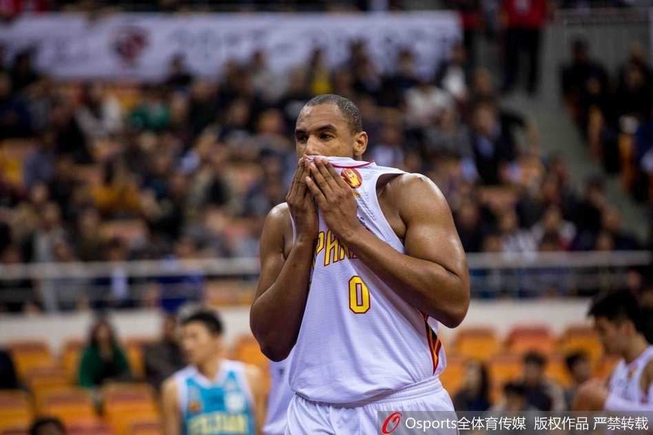 顾全外线手起刀落，篮球划过一道完美弧线直钻网心，精准三分球让对手徒呼奈何。