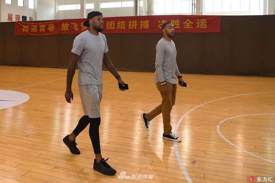 在杭州的训练馆里，蒋兴权指导面带慈祥微笑，眼中满是期待，伸出双手欢迎远道而来的爱将威姆斯，两人的大手紧紧握在一起，仿佛握住了新赛季的希望。