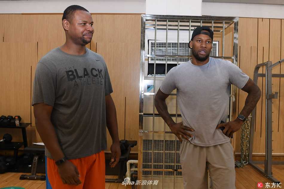 威姆斯身穿休闲运动装，独自站在训练场中央，背后是空旷的看台，他目光坚定地环视着这个即将挥洒汗水的全新主场，心中充满了对CBA挑战的渴望。