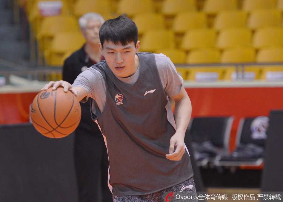 训练间歇蒋兴权双手插兜与队员们轻松交流，脸上露出难得的慈祥笑容，此刻的他更像一位看着孙辈成长的大家长