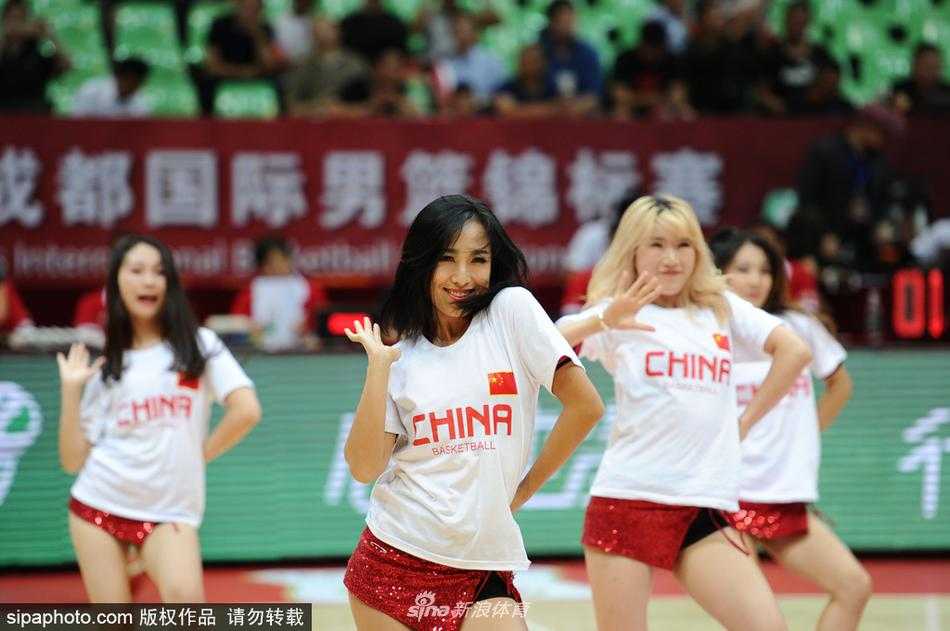 场上队员激烈拼抢，身着红色球衣的中国男篮红队小将持球突破，面对安哥拉防守球员毫无惧色。