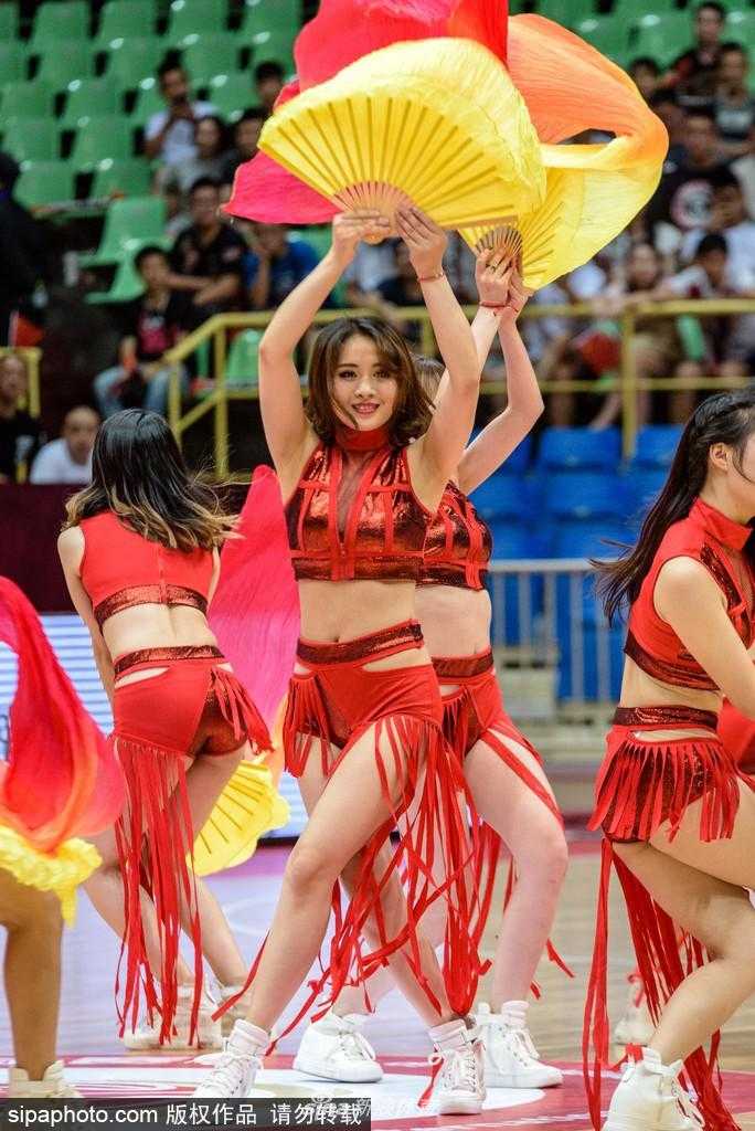 表演的高潮部分，队员们排成一列，整齐划一地做出抛扇动作，打开的扇面在空中短暂停留，犹如一朵朵瞬间绽放的牡丹，背景板上“中国男篮”的字样在这一刻显得格外耀眼。