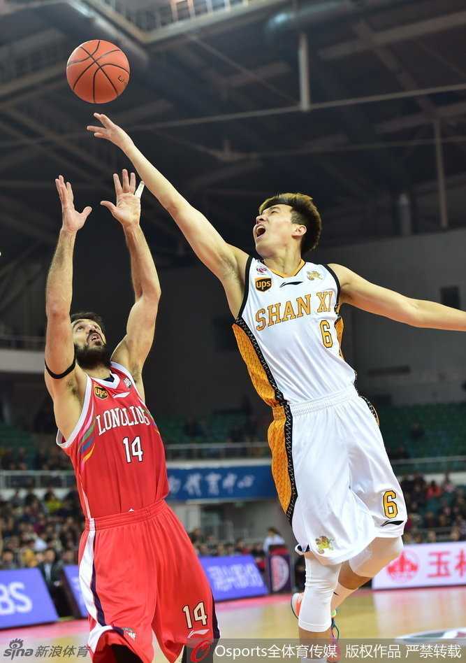 曾令旭腾空而起，如同大鹏展翅一般在空中拦截下对手的投篮，瞬间点燃全场激情。