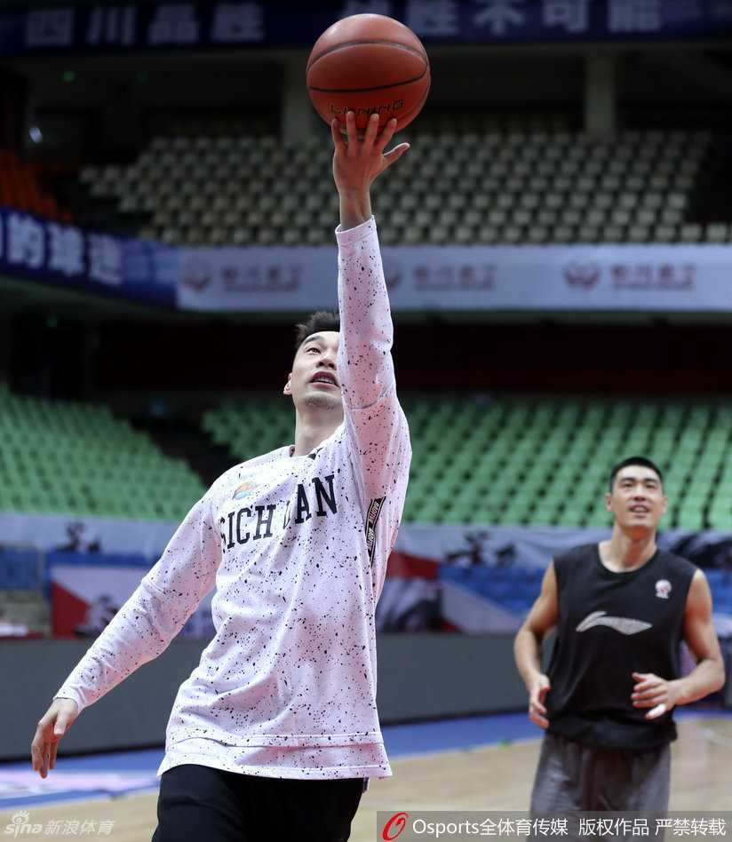 孟达在对抗中腾空而起，身体在空中折叠拉杆，以极佳的核心力量躲过封盖完成上篮