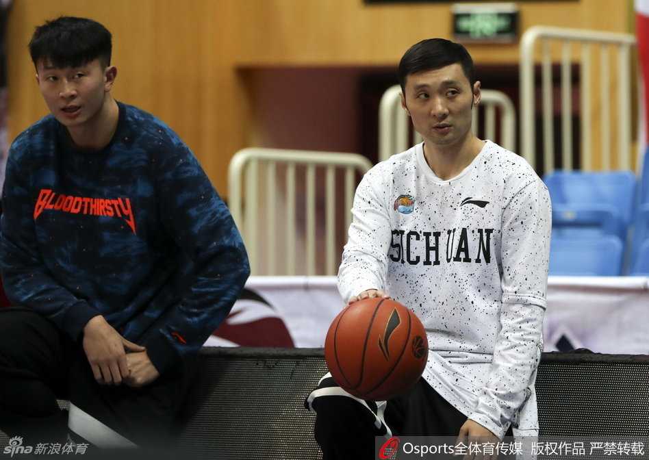 哈哈组合哈达迪和哈里斯在训练中撞胸鼓劲，两人笑容灿烂，浑身散发着轻松默契的化学反应