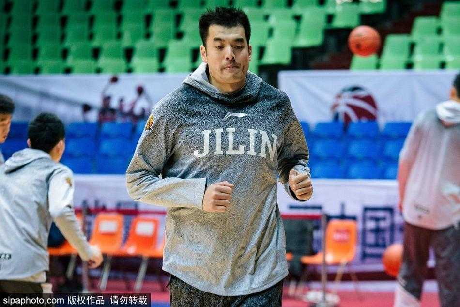 代怀博在底角练习接球投篮，从深圳转会而来的他，正在努力适应新体系，希望在北国找到属于自己的天空