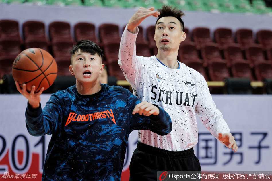 哈达迪在罚球线附近进行投篮热身，出手动作柔和，篮球在空中划过一道优美的弧线。