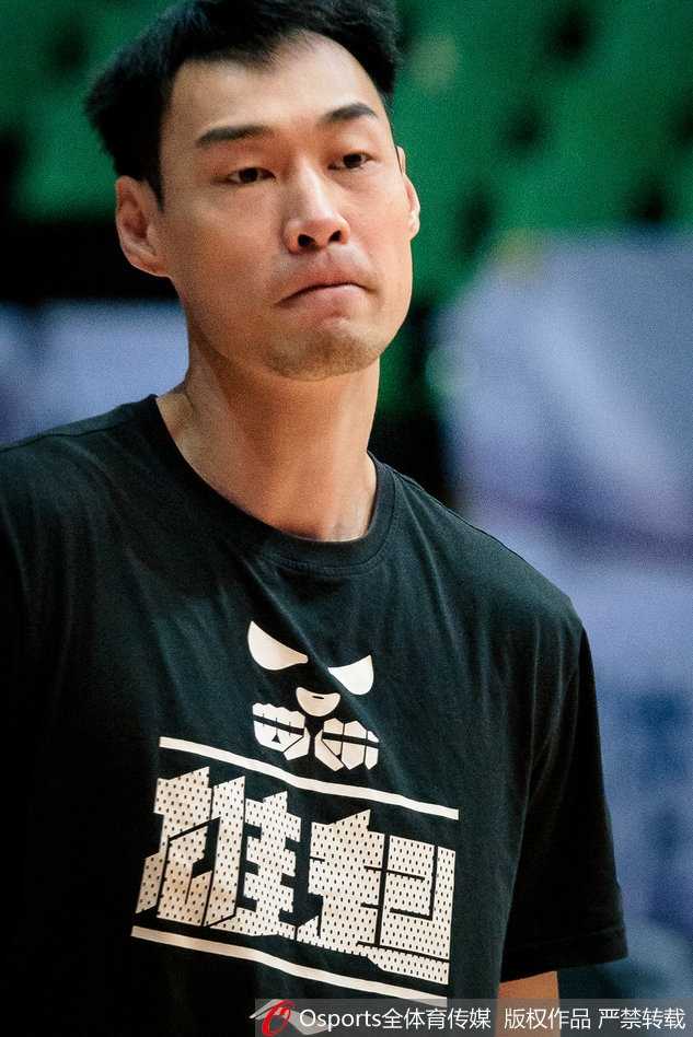 四川队核心后卫在训练中目光如炬，他正运球穿越障碍，眉宇间透露出对胜利的极度渴望，仿佛要在接下来的比赛中撕裂对手的防线。