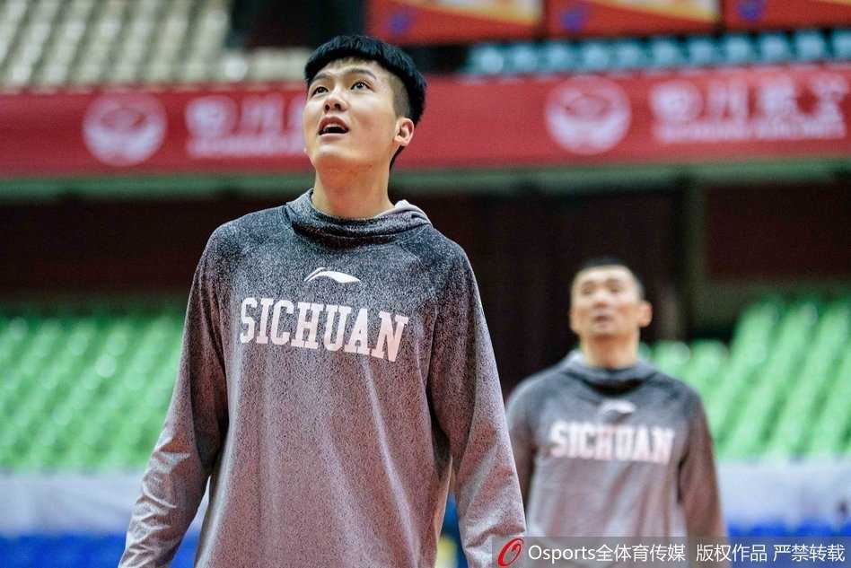 小将黄荣奇如猎豹般迅猛启动，他持球突破防线，身体在空中舒展开来，面对防守强行上篮，眼神中透露出初生牛犊不怕虎的锐气。