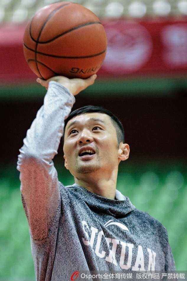 老将刘炜在训练中神情专注，单手托起篮球，指尖轻轻拨动，篮球在空中划出一道彩虹般的优美弧线直坠网心。