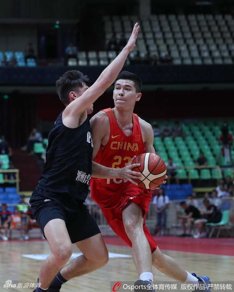 孟铎外线手起刀落，三分球如精确制导的导弹般洞穿篮网